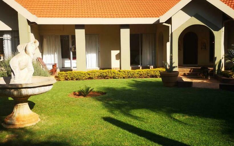 פנסיון Crownhill Guesthouse