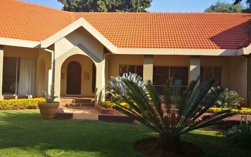 פנסיון Crownhill Guesthouse