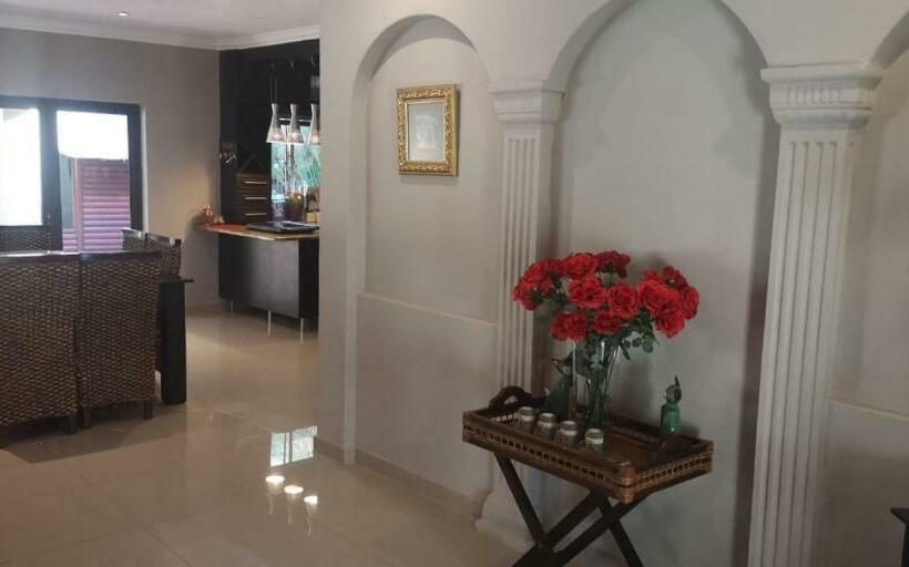 פנסיון Crownhill Guesthouse