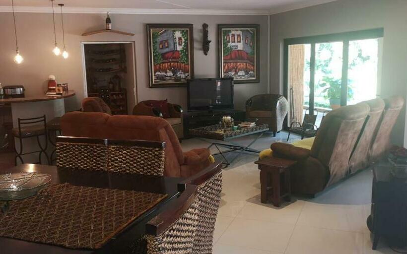 פנסיון Crownhill Guesthouse