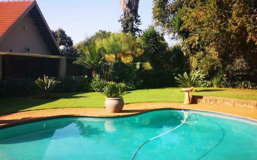 פנסיון Crownhill Guesthouse