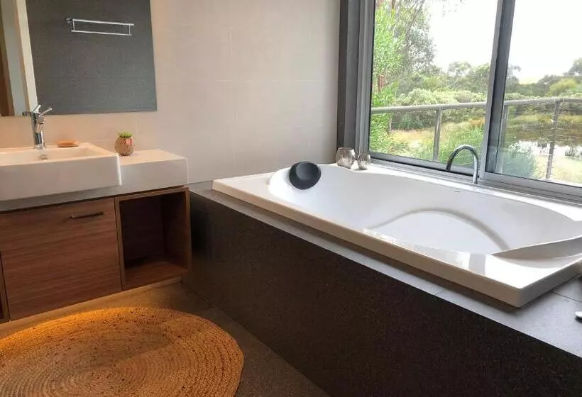 تختخواب و صبحانه Messmates Luxury Eco Suites