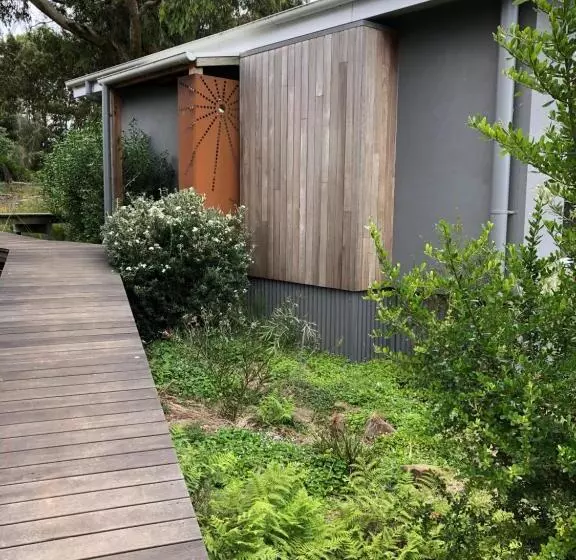تختخواب و صبحانه Messmates Luxury Eco Suites