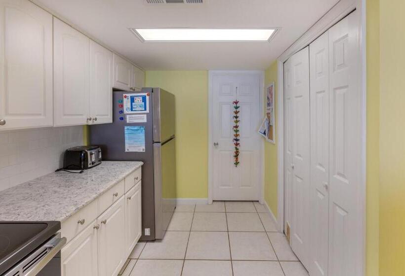 Destin Towers Middle Unit On The Beach!