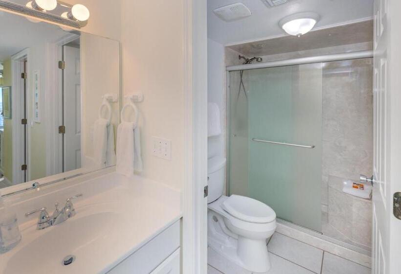 Destin Towers Middle Unit On The Beach!