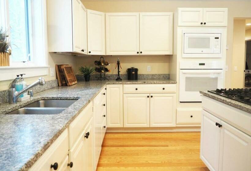 بنسيون Modern House Family Retreat