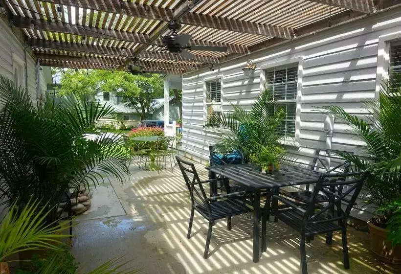 Aamiaismajoitus (B&B) Comal Inn