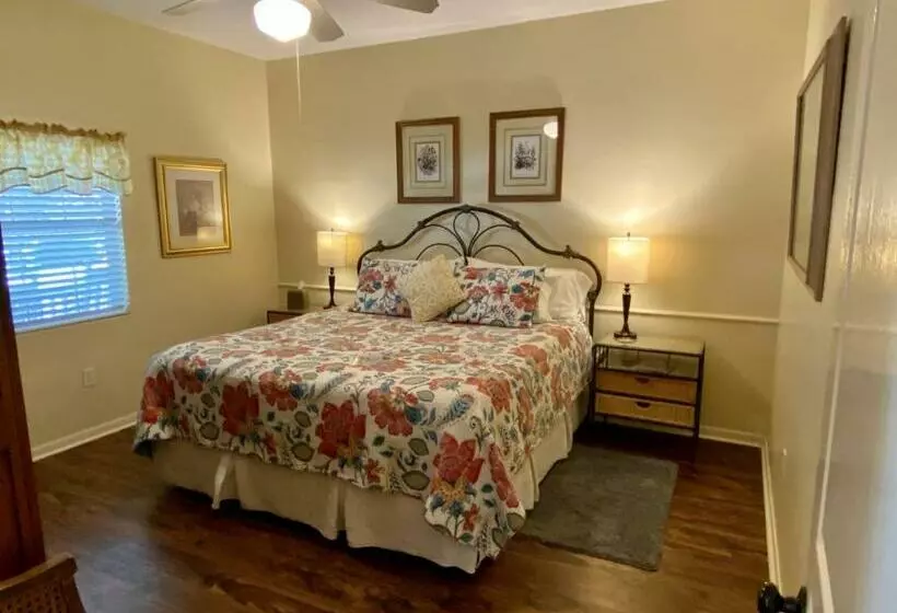 Aamiaismajoitus (B&B) Comal Inn