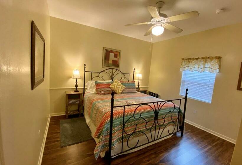 住宿加早餐  Comal Inn