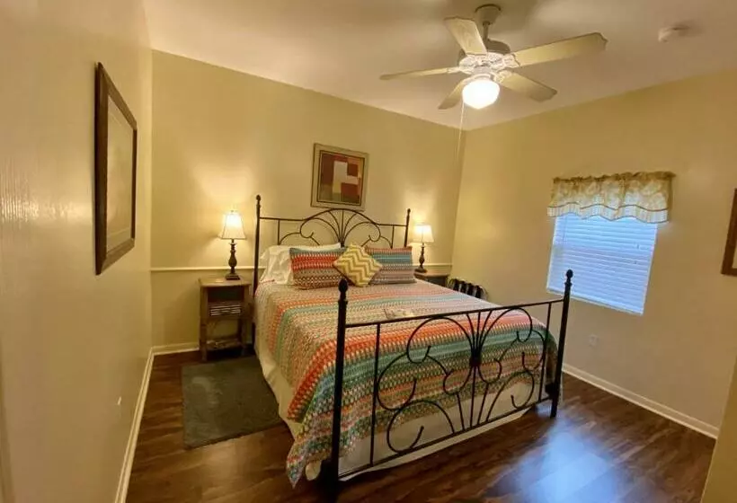 Aamiaismajoitus (B&B) Comal Inn