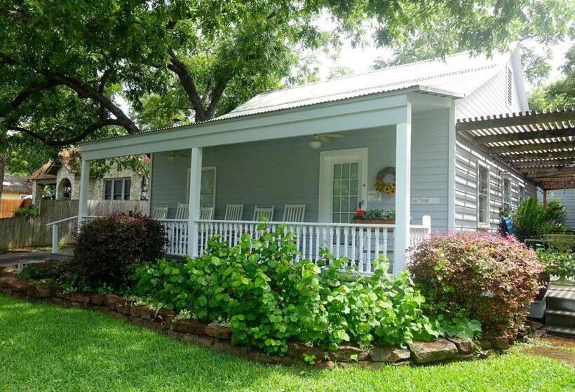 住宿加早餐  Comal Inn