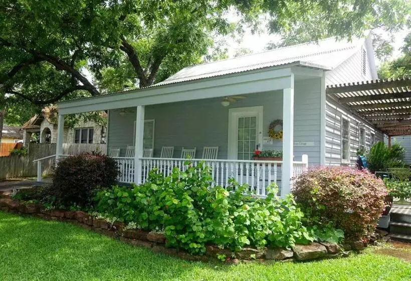 Aamiaismajoitus (B&B) Comal Inn