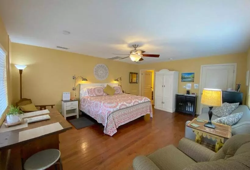 Aamiaismajoitus (B&B) Comal Inn