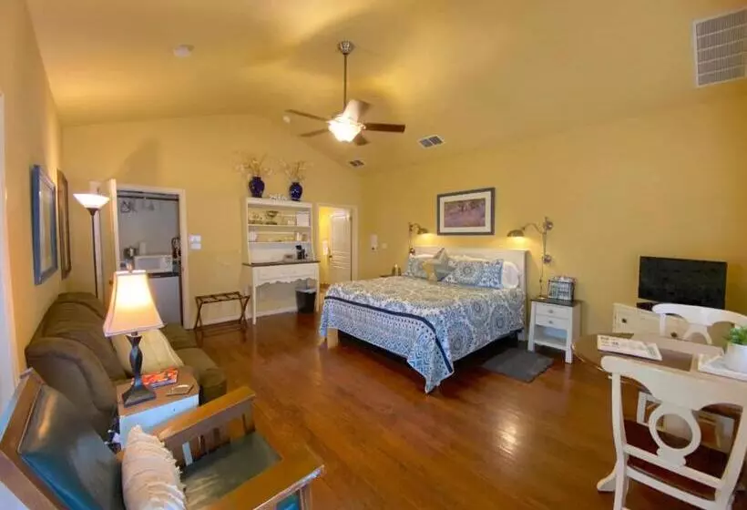 Aamiaismajoitus (B&B) Comal Inn