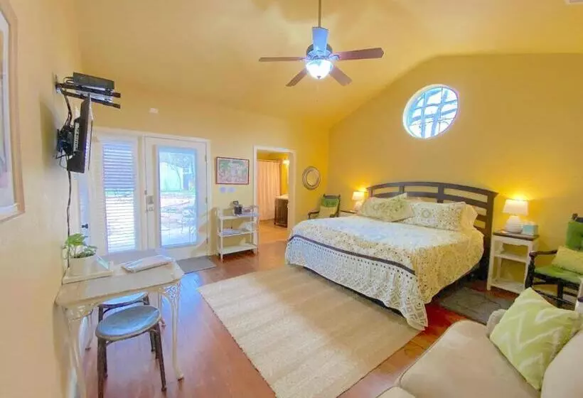 Aamiaismajoitus (B&B) Comal Inn