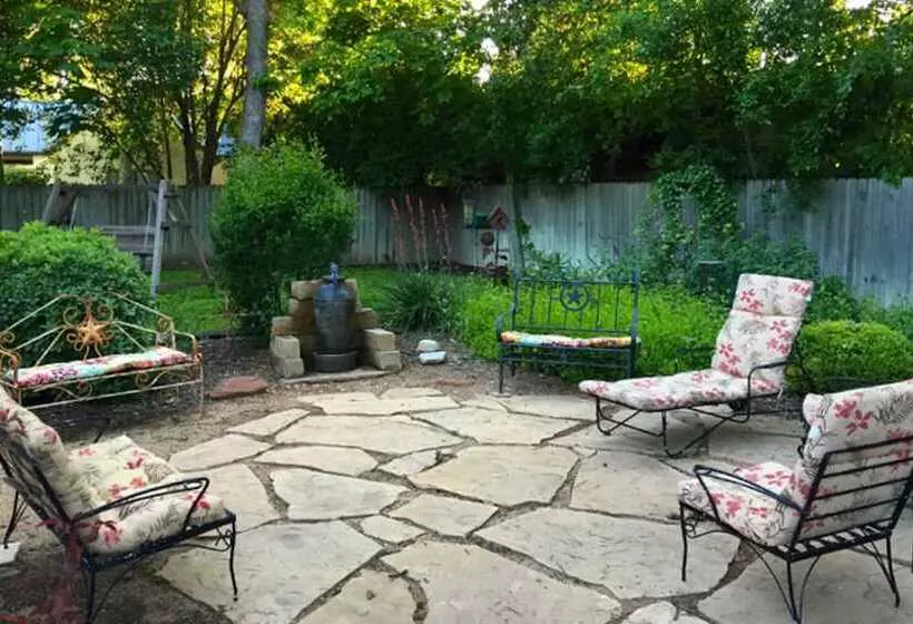 Aamiaismajoitus (B&B) Comal Inn