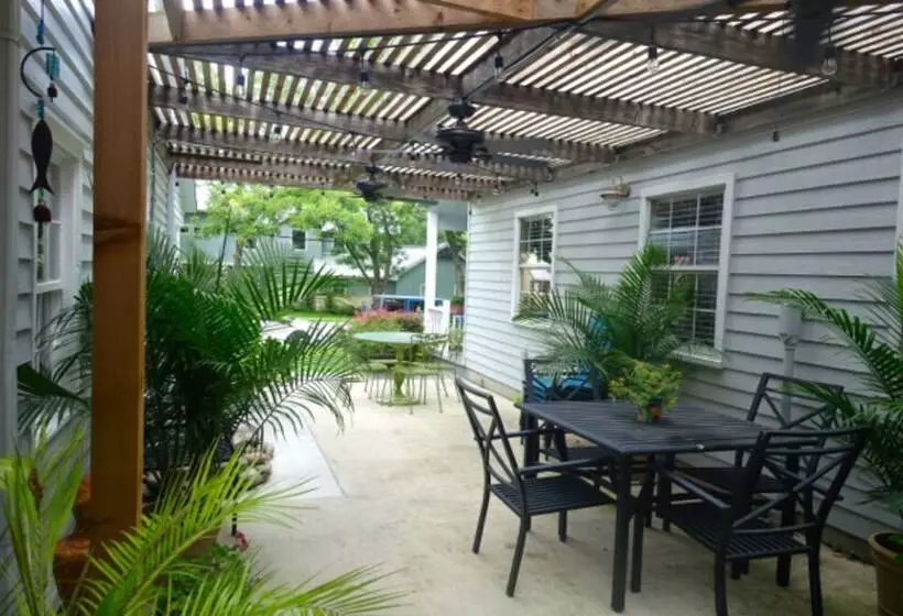 Aamiaismajoitus (B&B) Comal Inn