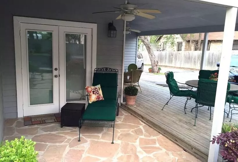 Aamiaismajoitus (B&B) Comal Inn