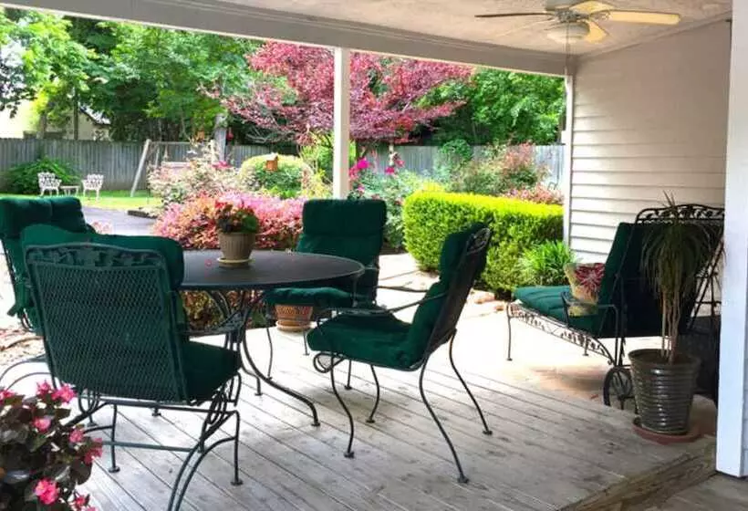 Aamiaismajoitus (B&B) Comal Inn