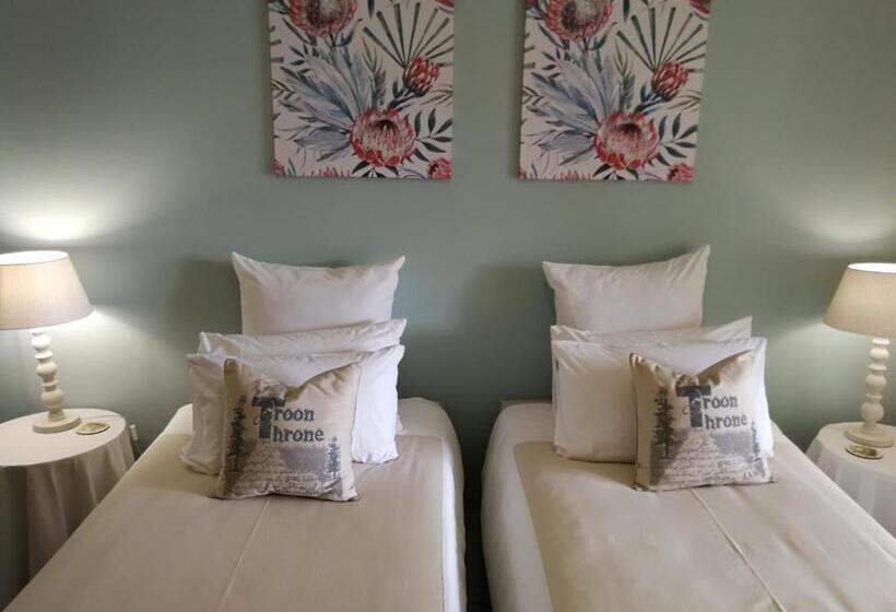 פנסיון Eight Palms