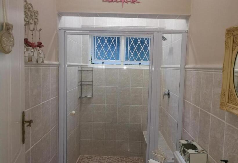 פנסיון Eight Palms