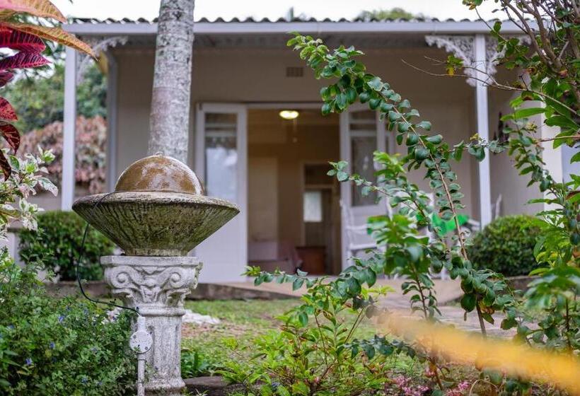 פנסיון Eight Palms