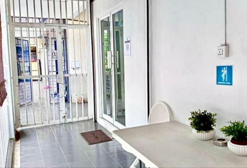 הוסטל Ozzy Lodge Semporna