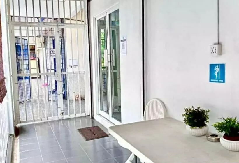 ユースホステル Ozzy Lodge Semporna