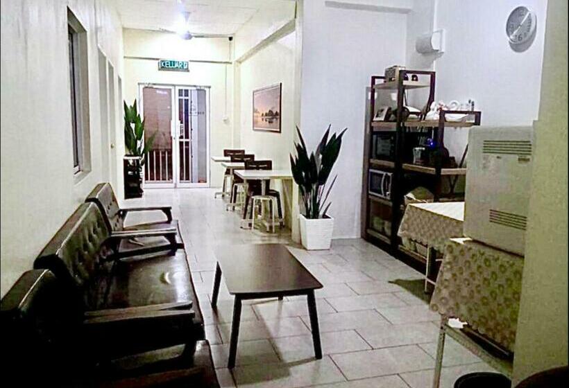 הוסטל Ozzy Lodge Semporna