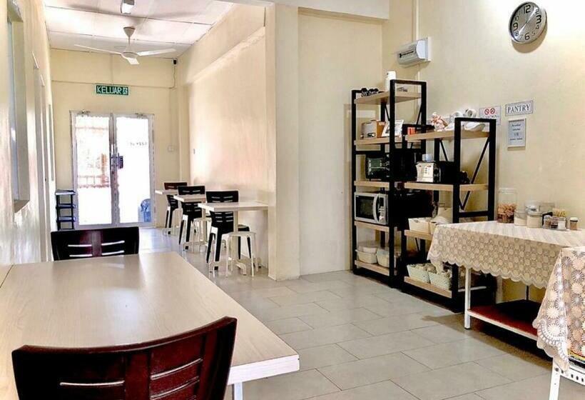 הוסטל Ozzy Lodge Semporna