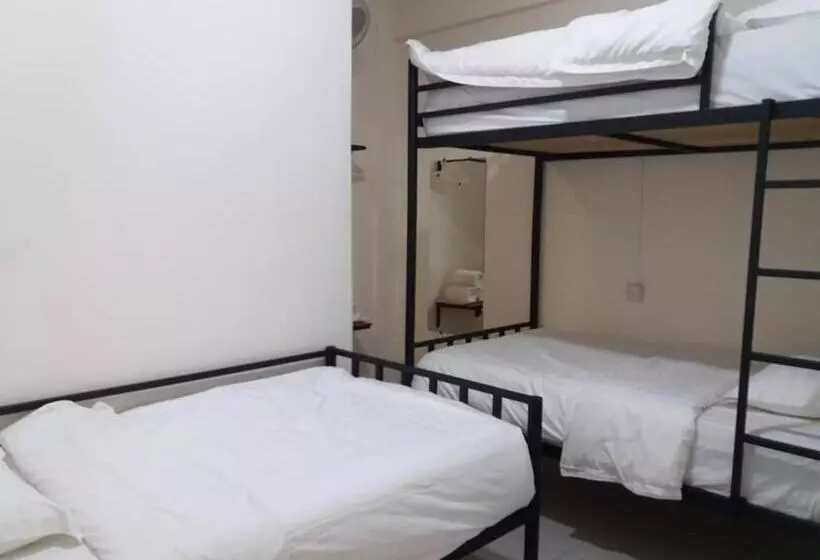 ユースホステル Ozzy Lodge Semporna