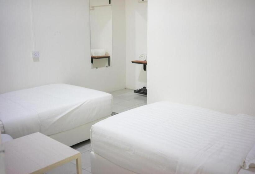 הוסטל Ozzy Lodge Semporna