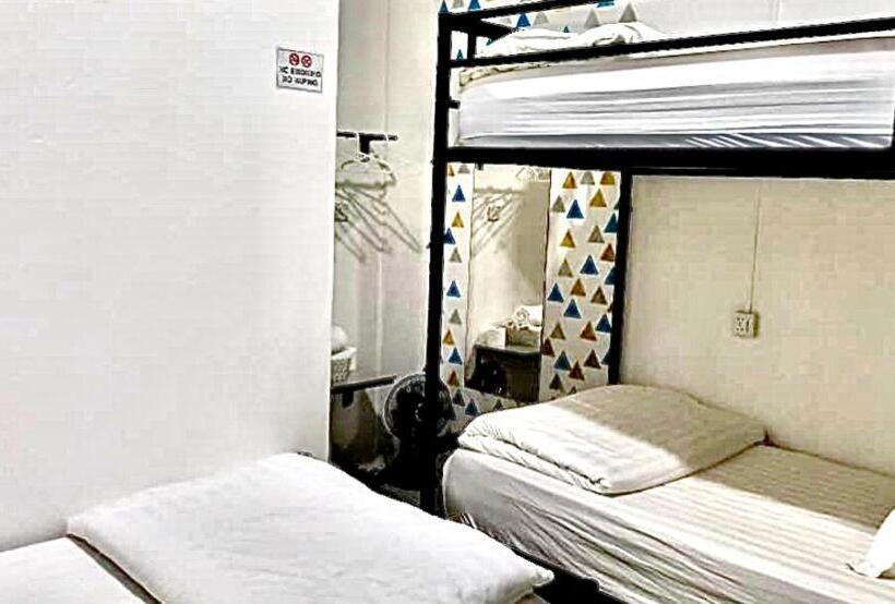 הוסטל Ozzy Lodge Semporna