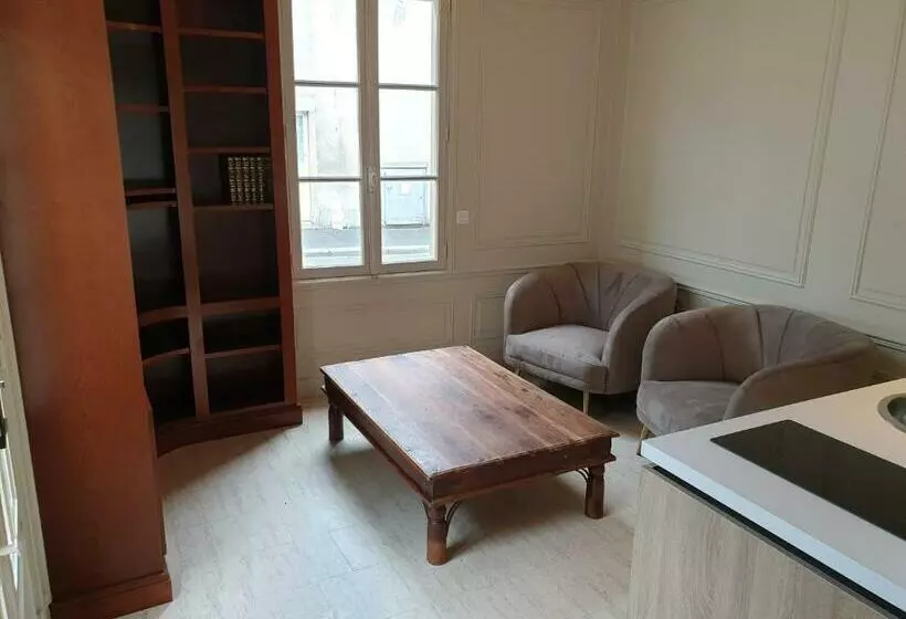 Au Loup Historic Apartments