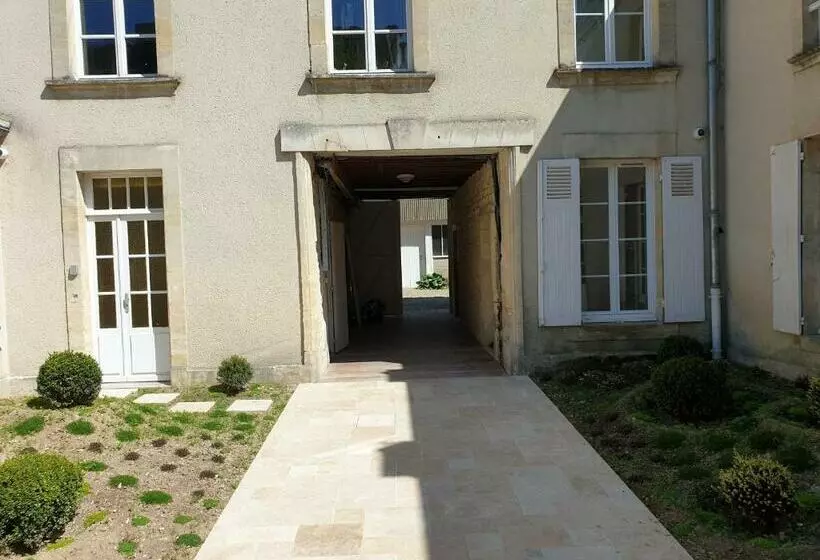 Au Loup Historic Apartments