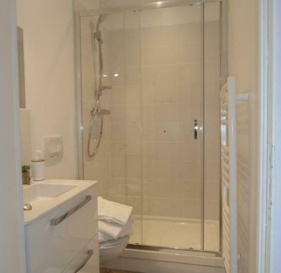 تختخواب و صبحانه Au Claire De Lune