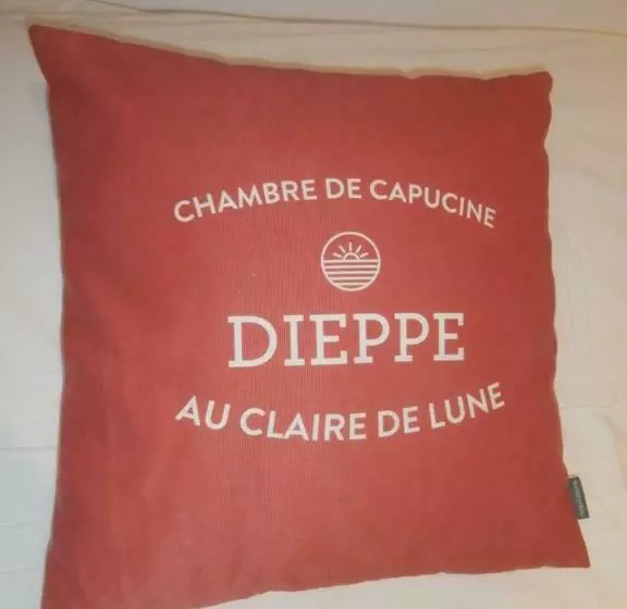 تختخواب و صبحانه Au Claire De Lune