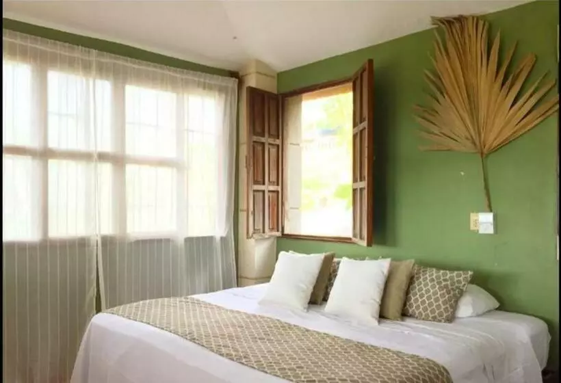ペンション Beach Front Guesthouse
