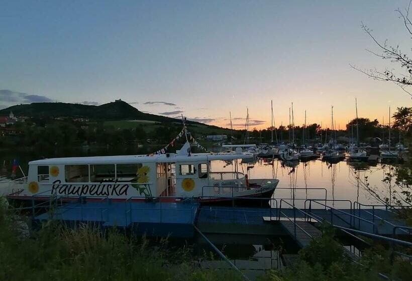 펜션 Penzion Nad Jezerem