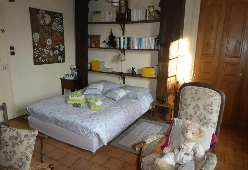 تختخواب و صبحانه Le Chat Courant