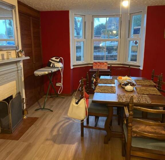 مبيت وإفطار The Townhouse B And B