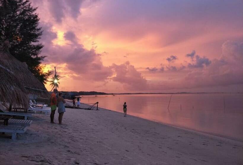 Madu Tiga Beach And Resort