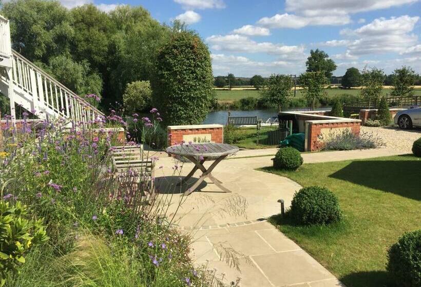 بنسيون Thames Edge Rooms