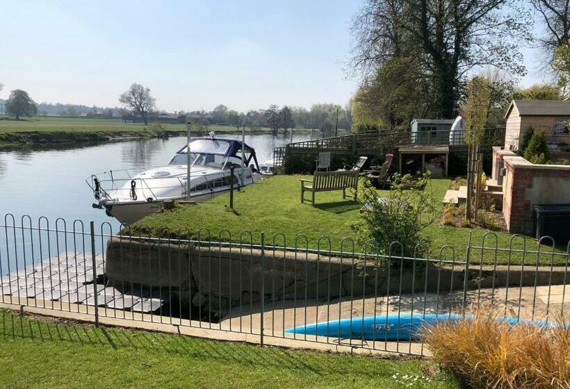 بنسيون Thames Edge Rooms