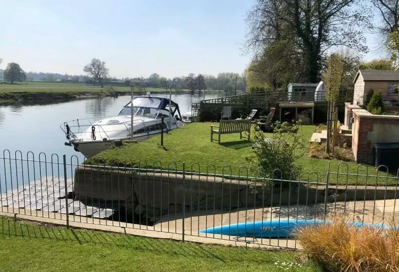 Majatalo Thames Edge Rooms