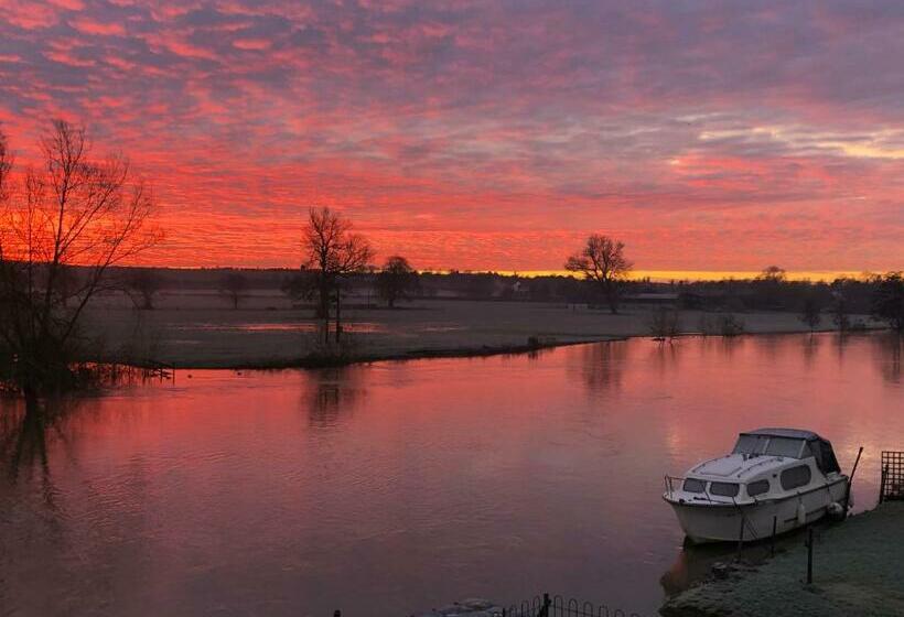 بنسيون Thames Edge Rooms