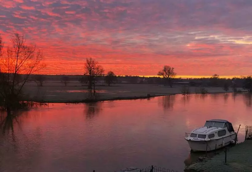 Majatalo Thames Edge Rooms