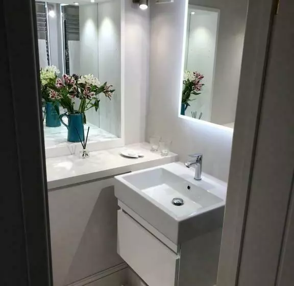 Majatalo Thames Edge Rooms