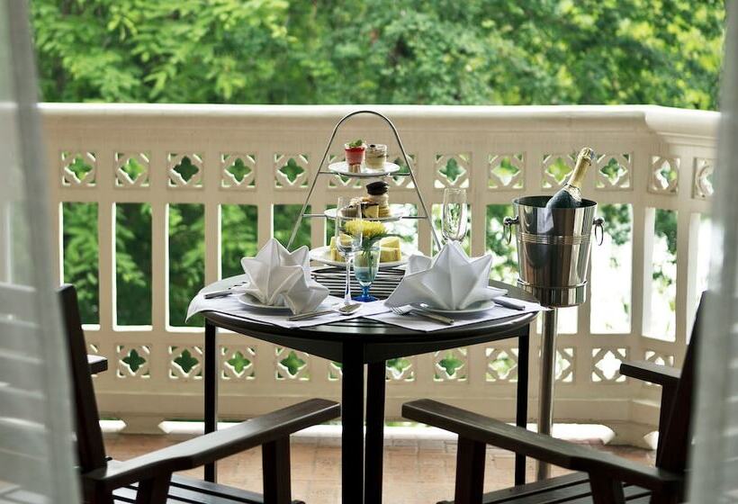 Hotel Dheva Mantra Resort