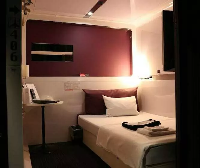 Hotel-cápsula First Cabin Midosujinamba